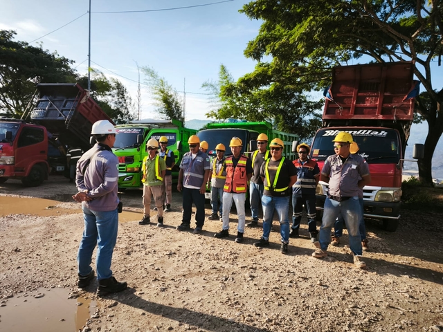 Armada truk angkutan batu kapur PT Sanca Sumber Semen0