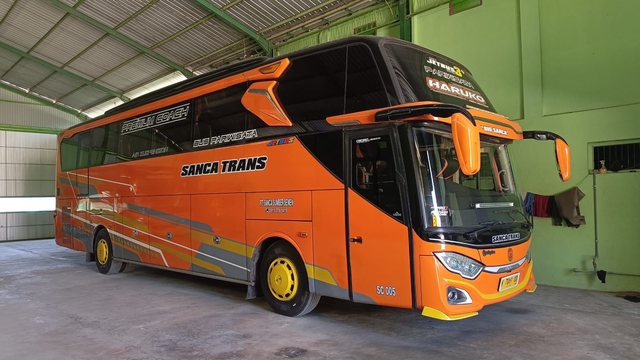 Bus pariwisata PT Sanca Sumber Semen 50 seat1