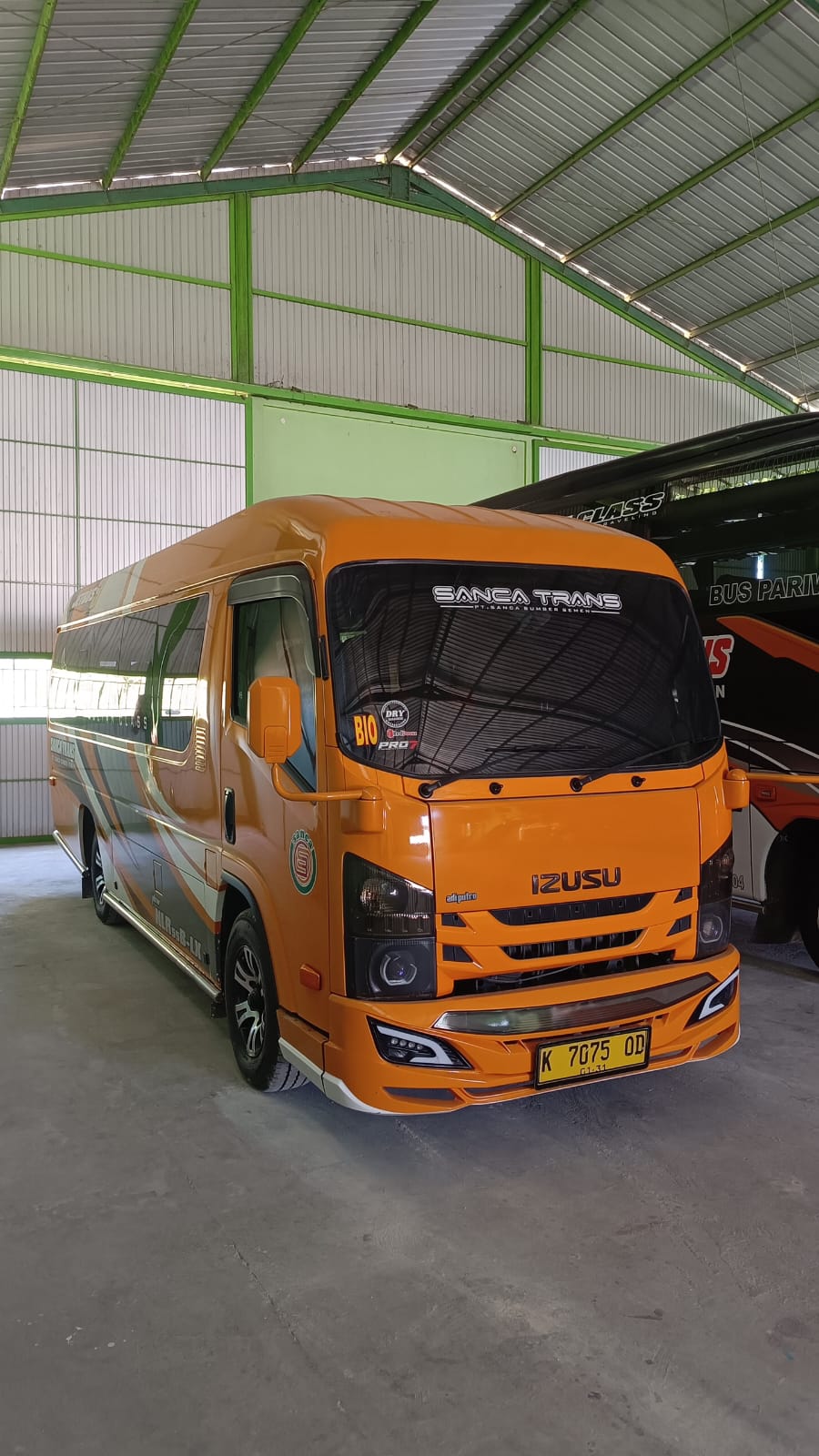 dump-truck-bus-pariwisata-sanca-sumber-semen